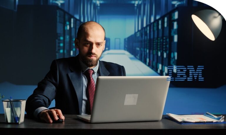Profesional trabajando con sistemas informáticos empresariales en un entorno de mainframe
