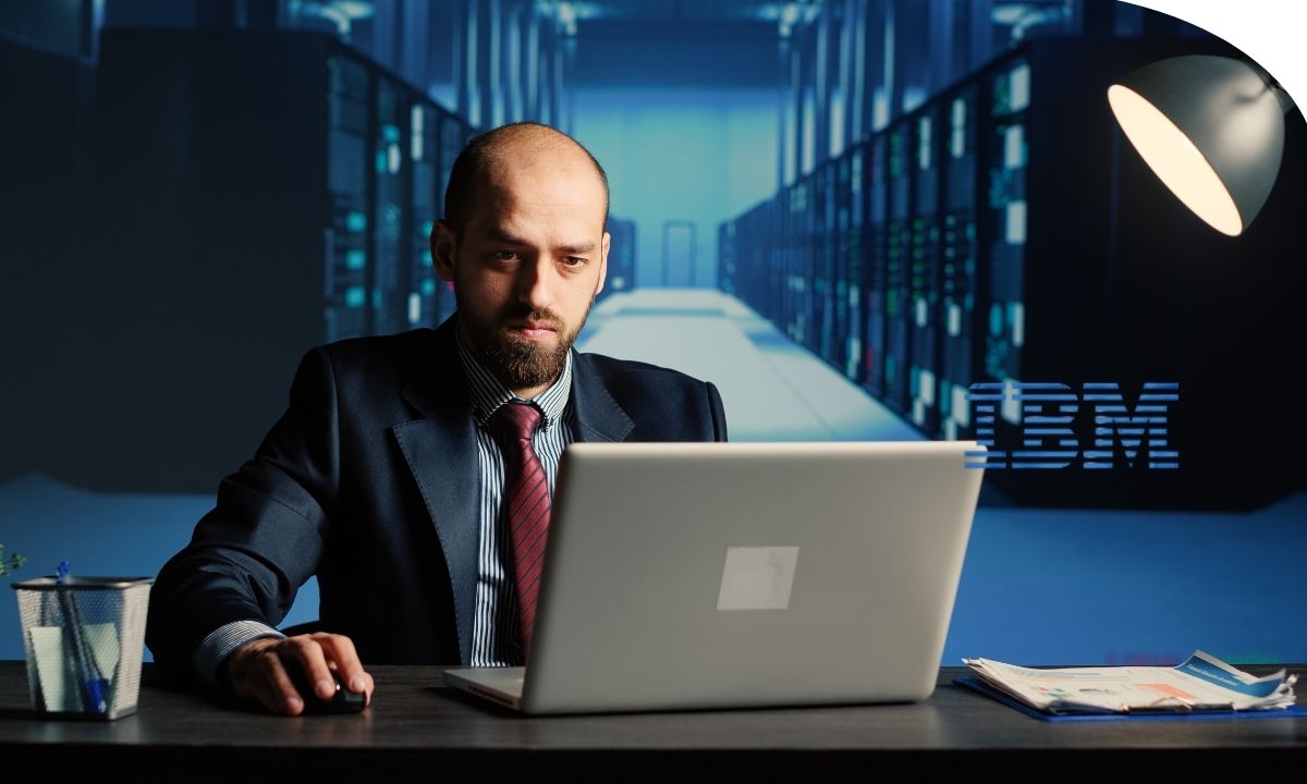 Profesional trabajando con sistemas informáticos empresariales en un entorno de mainframe