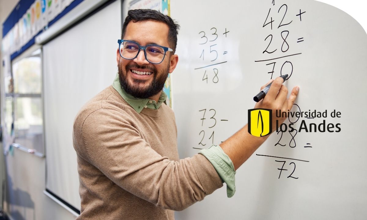 Profesora de primaria explicando conceptos matemáticos a sus alumnos en el aula
