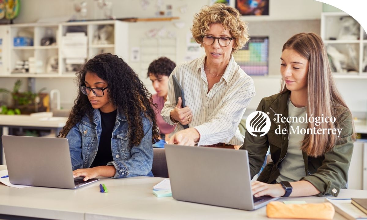 Docente diseñando un ambiente de aprendizaje digital mediante un ordenador