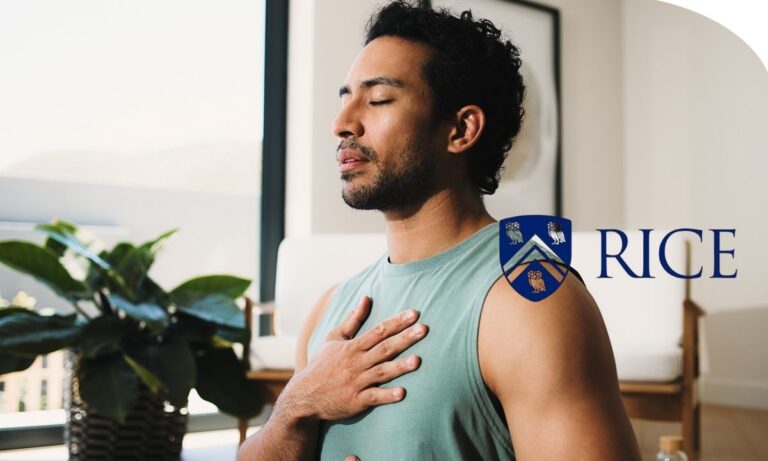 Persona practicando mindfulness y meditación en un entorno tranquilo