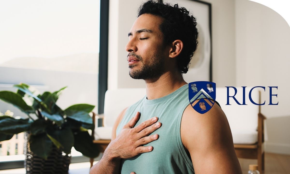Persona practicando mindfulness y meditación en un entorno tranquilo
