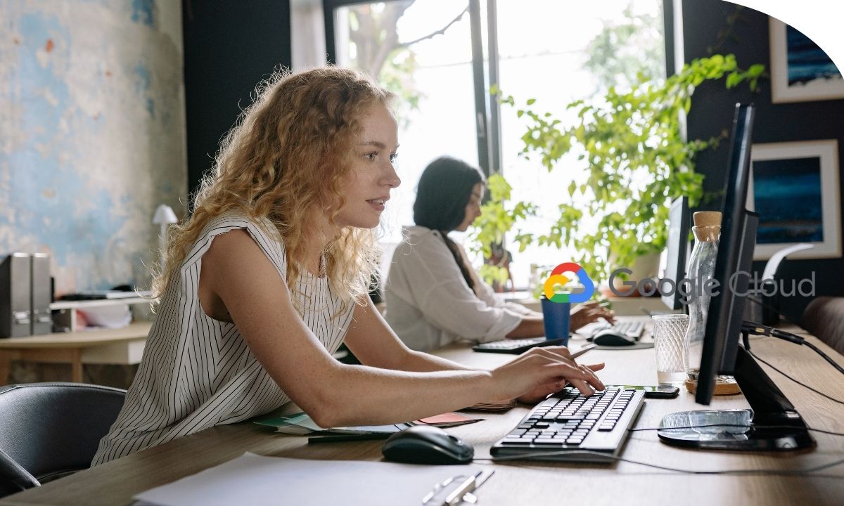Profesional administrando aplicaciones y contenedores mediante Kubernetes en un entorno de computación en la nube