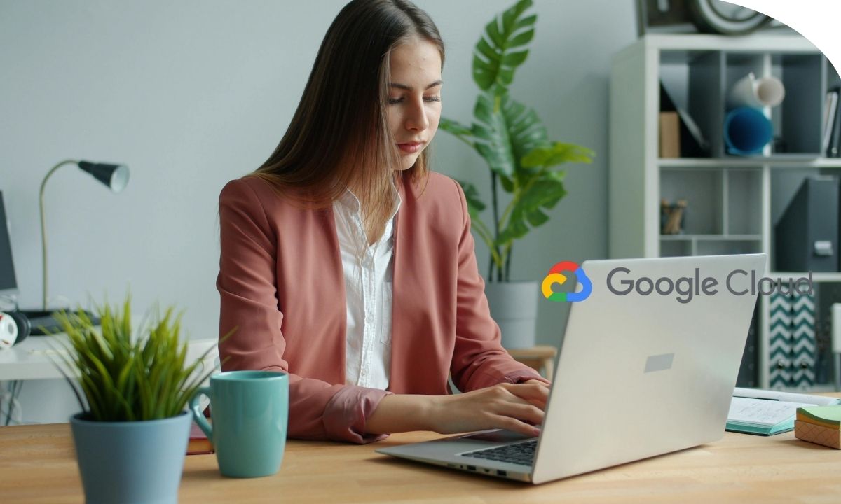 Profesional trabajando con un modelo de aprendizaje automático y datos en un ordenador
