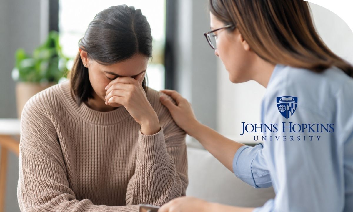 Persona ofreciendo apoyo psicológico a otra persona durante una situación de crisis