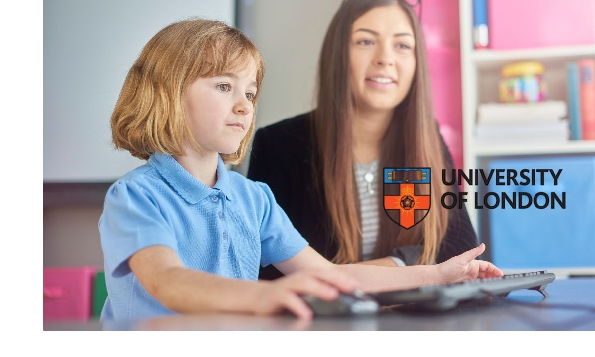 Docente utilizando herramientas digitales para mejorar el aprendizaje en el aula