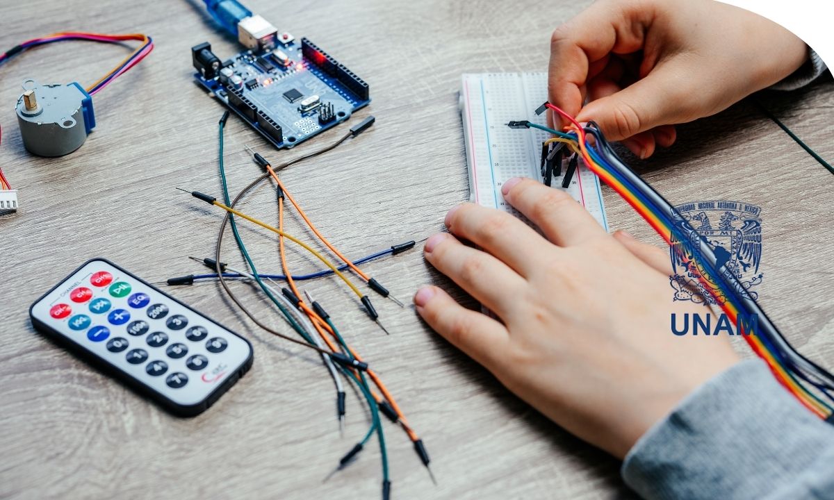 Persona creando un proyecto musical con una placa Arduino y componentes electrónicos