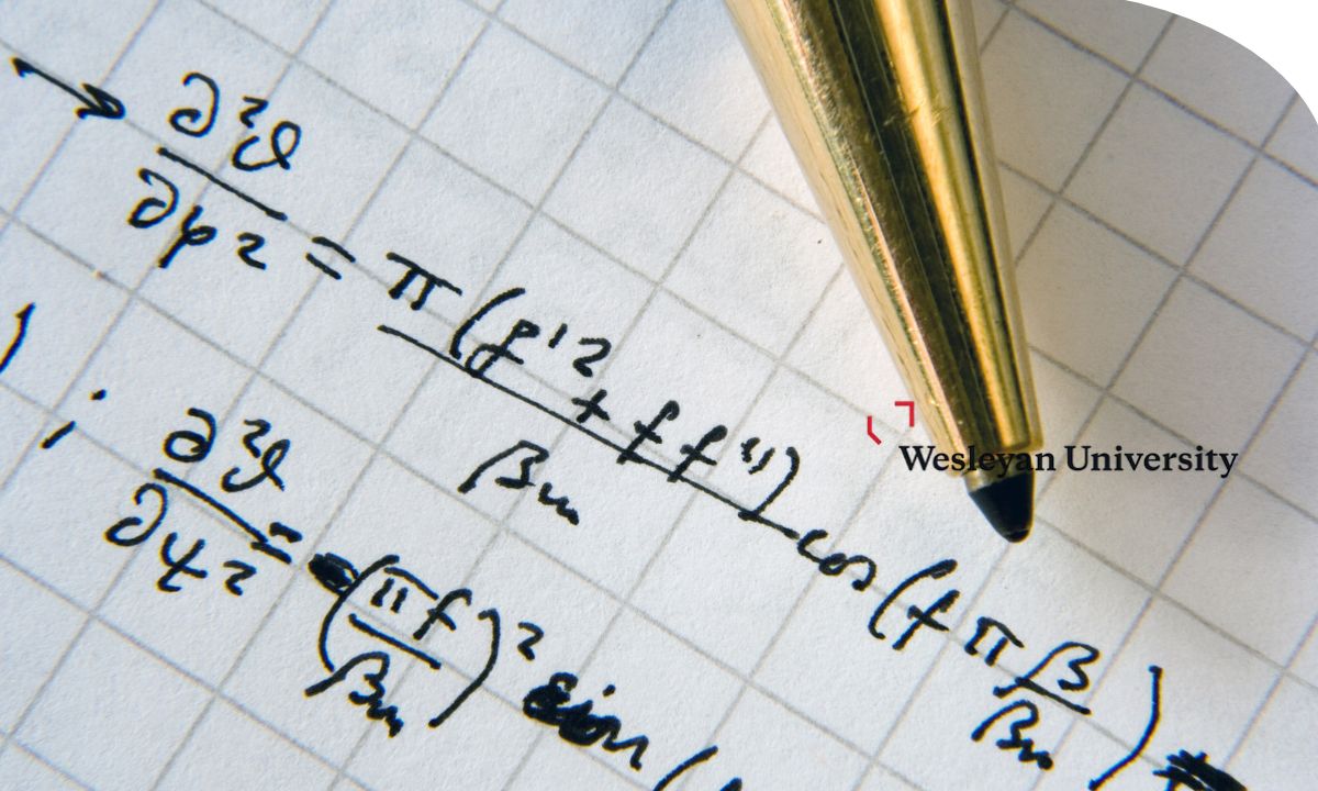 Persona trabajando con fórmulas de números complejos y representaciones matemáticas