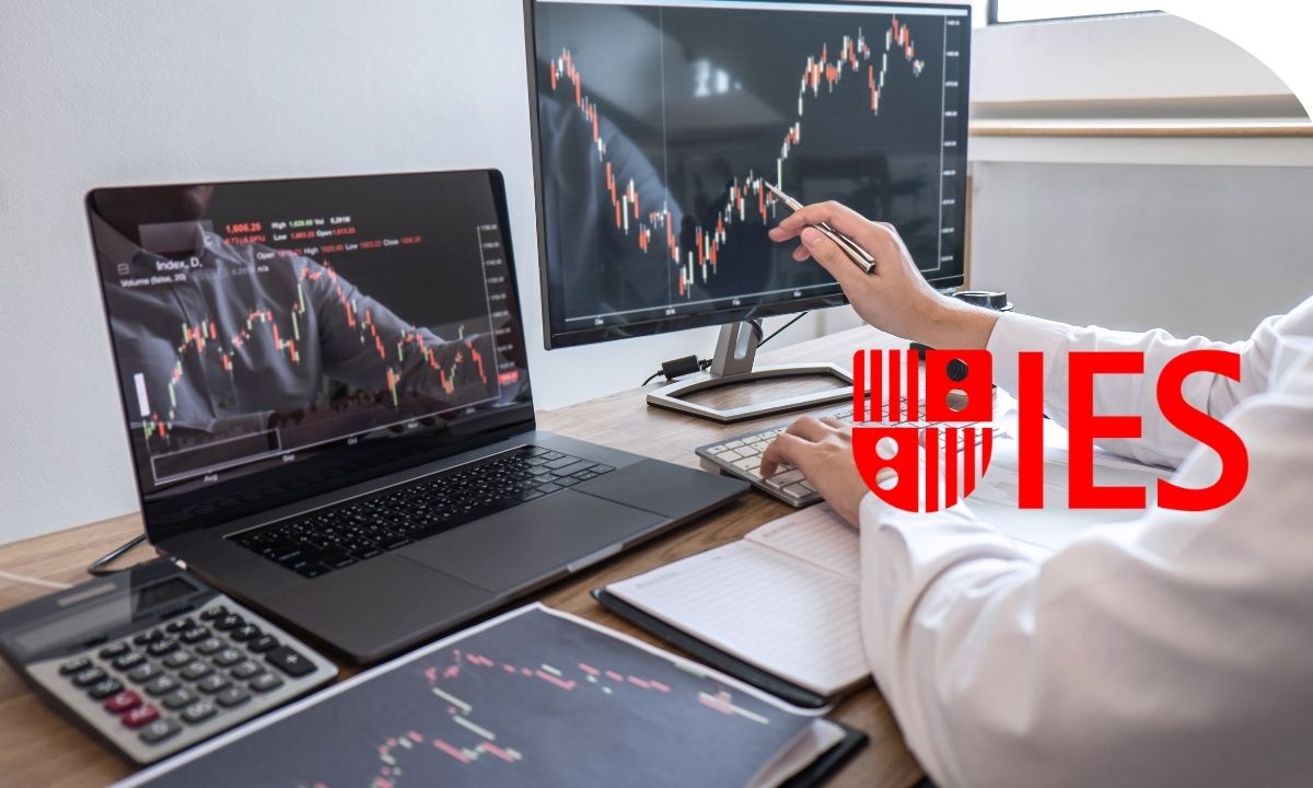 Profesional analizando indicadores financieros y gráficos de inversión en una empresa