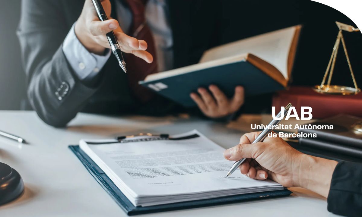 Persona trabajando con herramientas digitales y documentación relacionada con los aspectos legales de la contratación y los negocios online