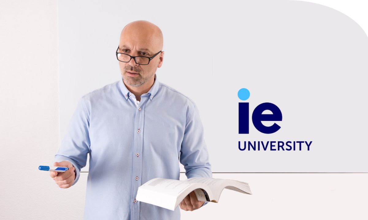 Profesor explicando conceptos de política económica y análisis macroeconómico relacionados con las decisiones económicas de los gobiernos