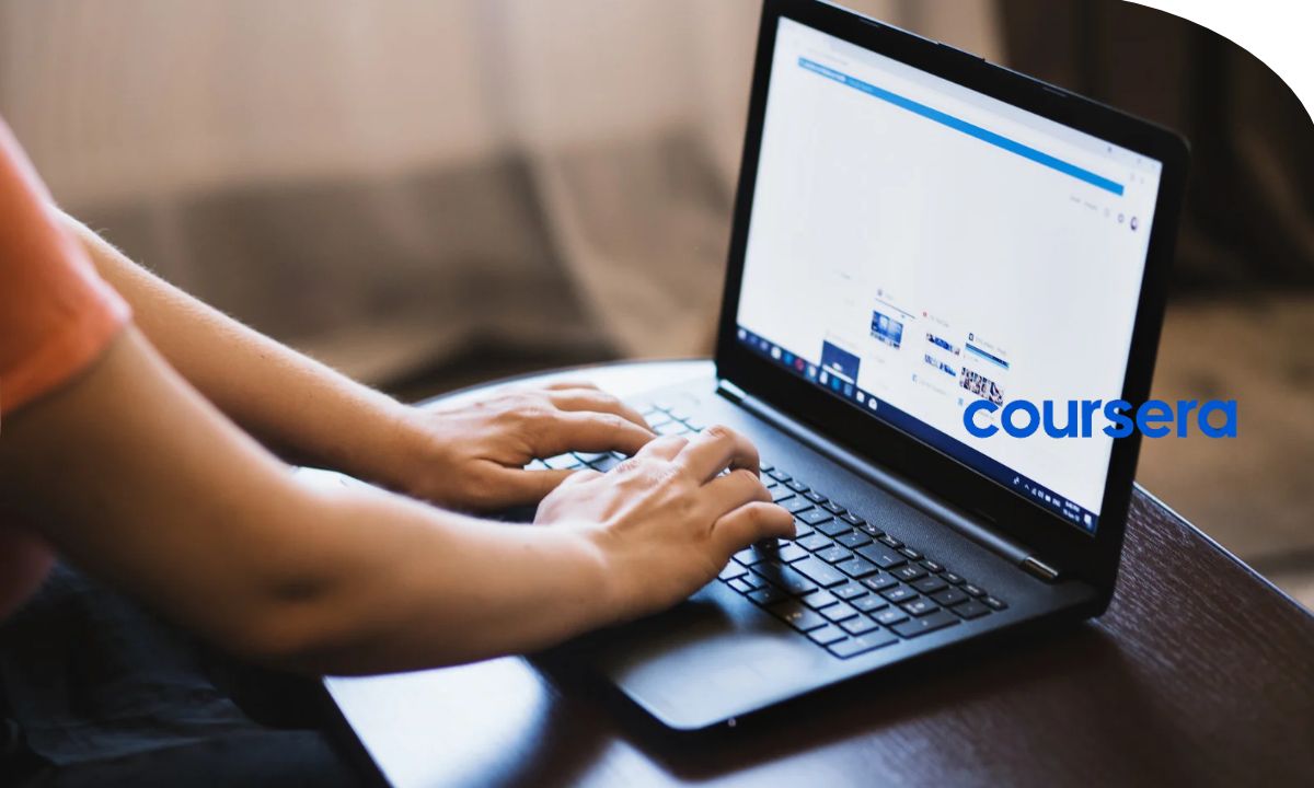 Persona analizando las estadísticas de una página de Facebook para conocer a su audiencia y mejorar una estrategia de contenidos