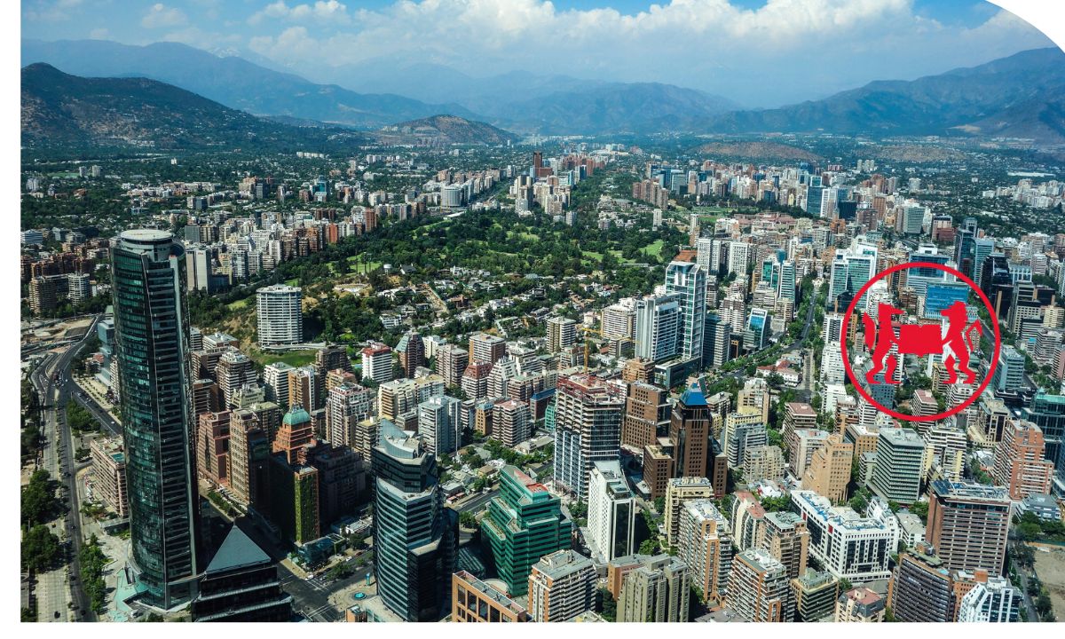 Vista de una gran ciudad que representa el crecimiento de las metrópolis, la urbanización y las transformaciones sociales de las ciudades globales