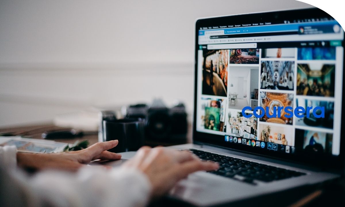 Persona gestionando un grupo de Facebook mediante publicaciones, miembros y herramientas de analítica
