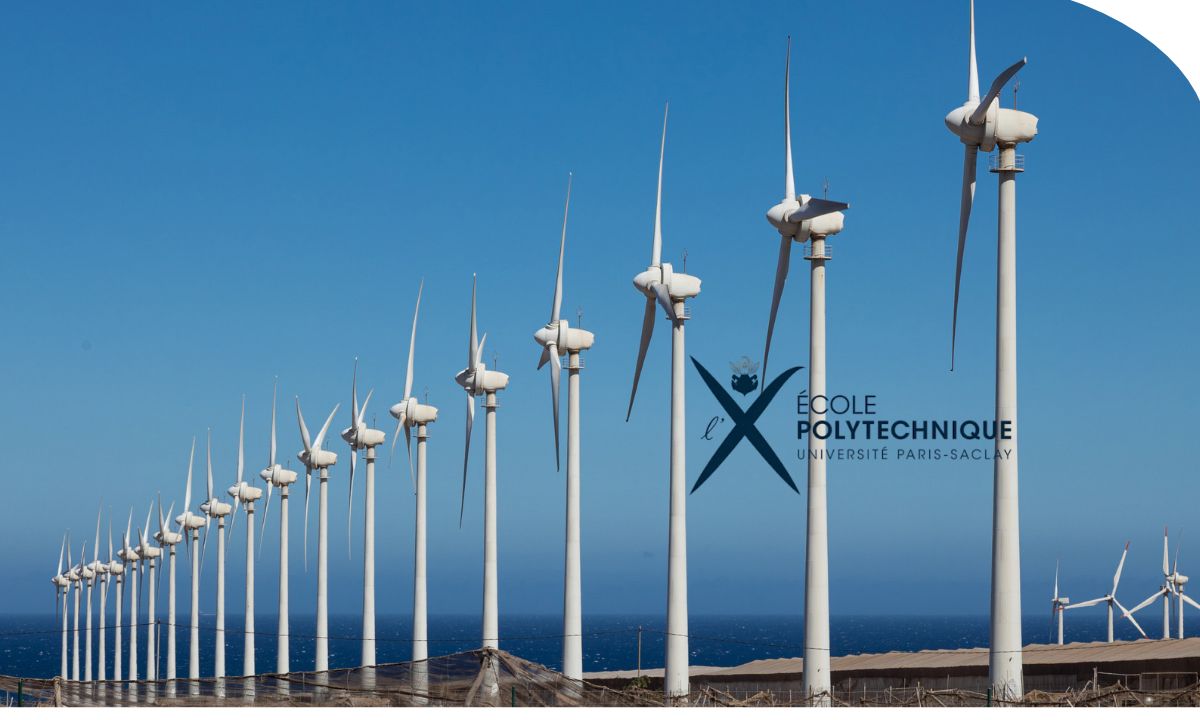 Aerogeneradores instalados en un entorno abierto para analizar el recurso eólico y la producción de energía renovable