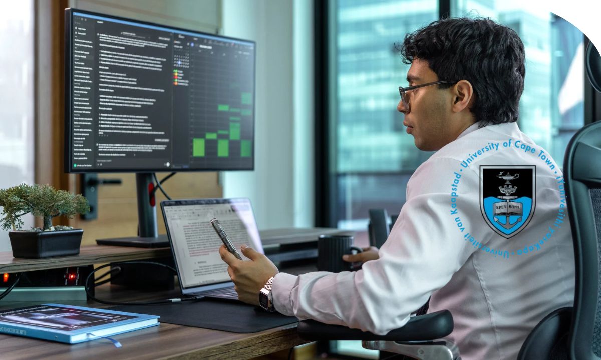 Persona programando en Julia y analizando datos científicos en un ordenador