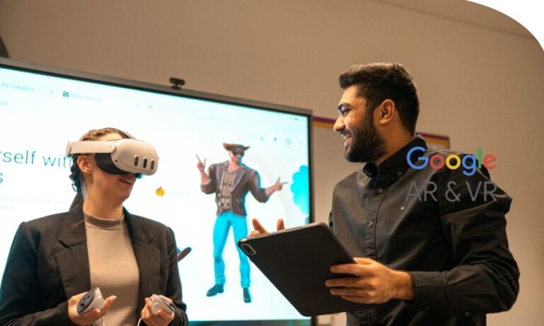 Desarrollador creando una experiencia de realidad aumentada con ARCore en un dispositivo móvil