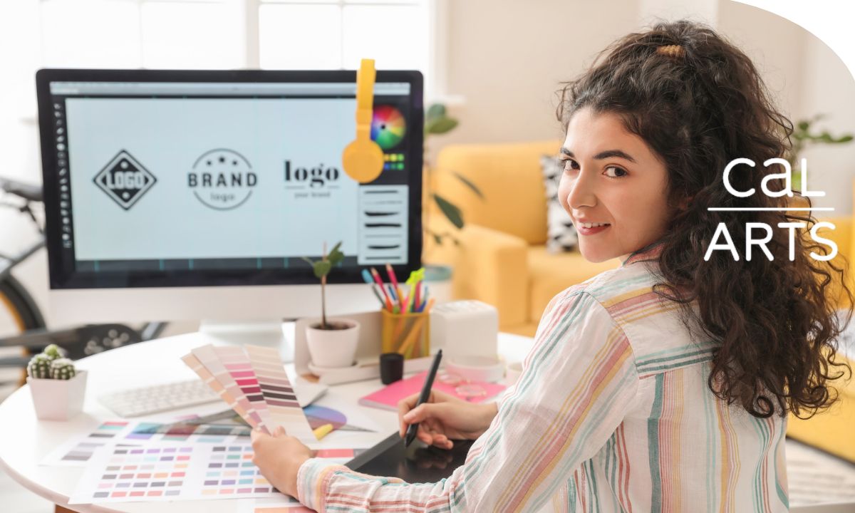 Persona diseñando un cartel tipográfico y ajustando la composición de las letras