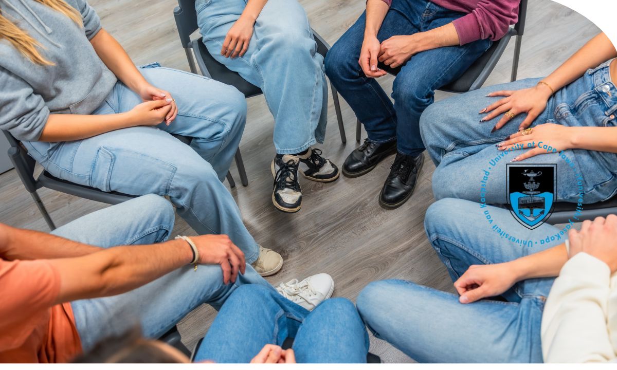 Personas colaborando para identificar un problema social y diseñar una solución para su comunidad