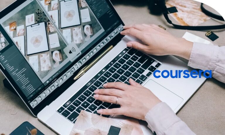 Persona diseñando y editando un sitio web empresarial con Wix
