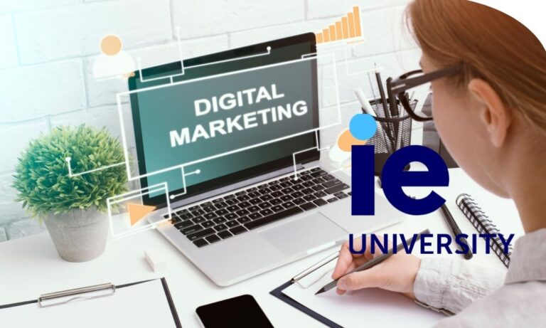Equipo diseñando una estrategia de marketing y publicidad para promocionar una marca