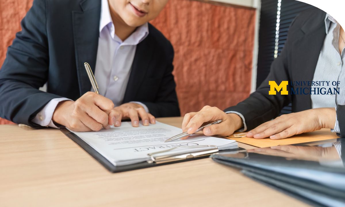 Persona negociando un acuerdo profesional mientras revisa documentos y condiciones