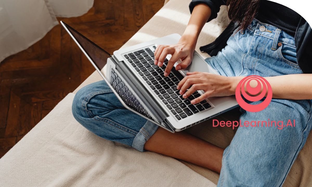 Persona trabajando con inteligencia artificial y programación para desarrollar proyectos con ChatGPT y modelos de lenguaje